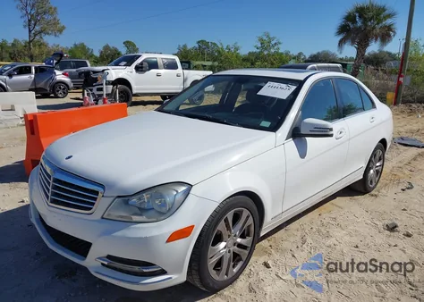 2013 Mercedes-Benz C 300 Luxury 4Matic z USA, uszkodzony, nr VIN WDDGF8AB7DR244599